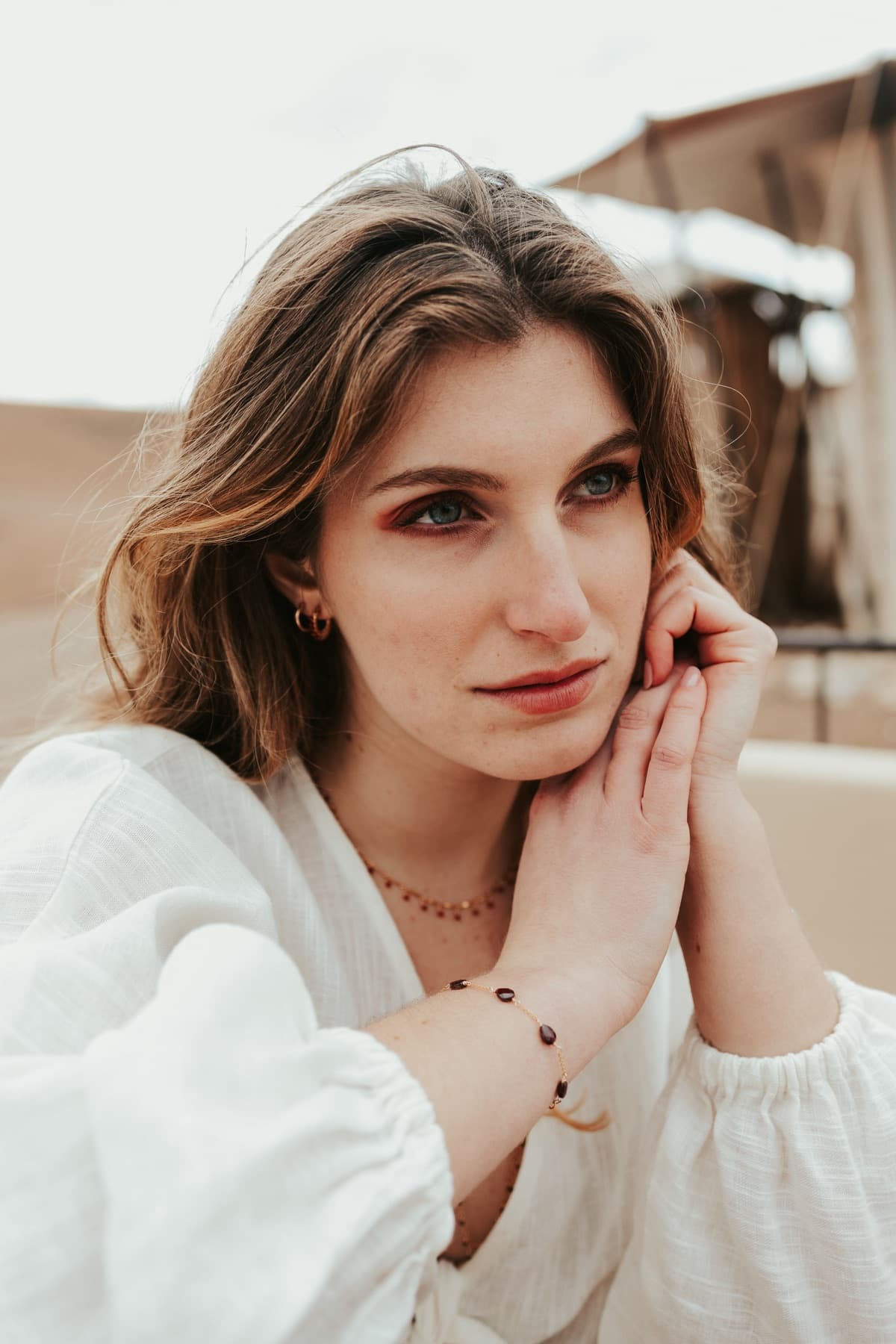 Portrait beauté en lumière naturelle, désert marocain