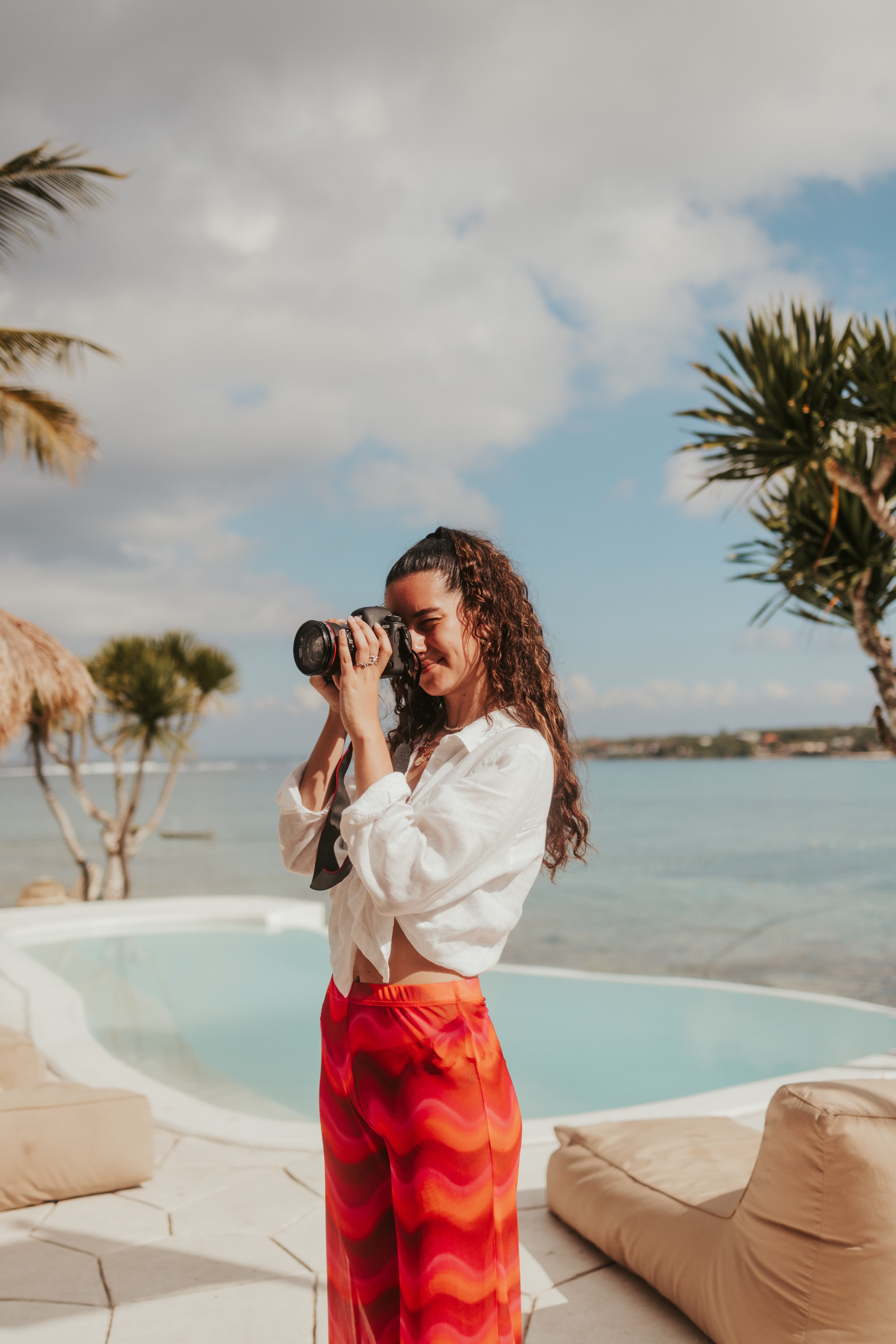 Emma, photographe Adel Studio, en plein shoot à Bali